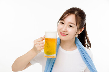 ジョッキのビールを飲む女性