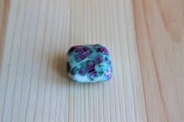 Rubis fuschite.  Pierre semi-précieuse. Minéralogie et collection. Spécimen et géologie. 