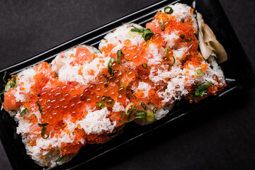 寿司 カニ サーモン いくらの巻き寿司 日本 横