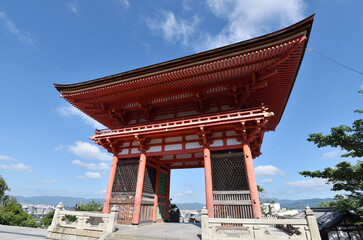 新緑の清水寺　仁王門　京都市