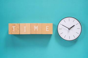 時間（タイム）｜「TIME」と書かれた積み木と時計