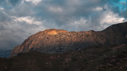 Montaña iluminada con el sol