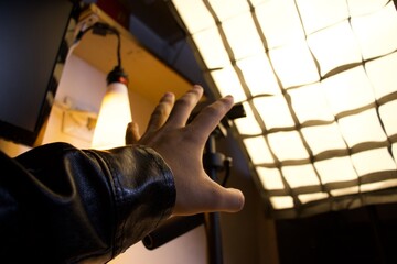 mão na luz 