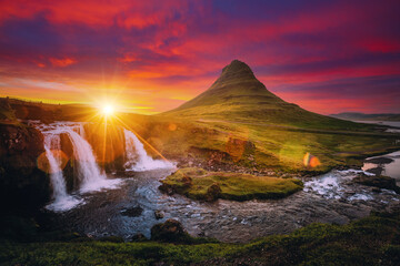 Un coucher de soleil épique avec la cascade de Kirkjufellsfoss. Localisation Islande, Europe.