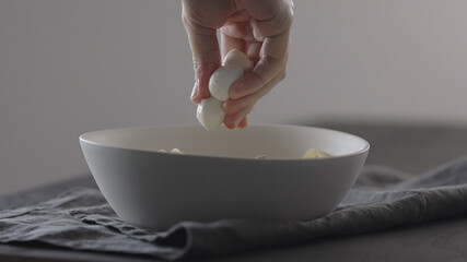 put mozzarella on fettuccine in white bowl on linen cloth