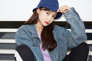 若い女性のストリートファッションポートレート