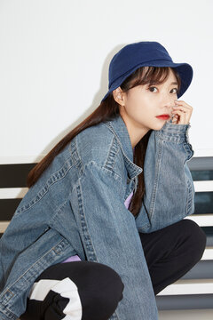 若い女性のストリートファッションポートレート