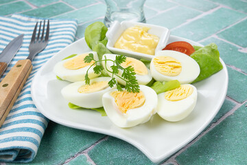assiette d'oeufs durs et mayonnaise sur une table