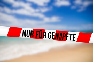 Ein Strand und Hinweis Nur für Geimpfte gegen Corona Virus