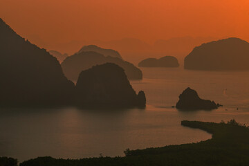 The natural background of the morning light rising in the middle of the sea and surrounded by mountains, cool breezes, the beauty of the ecology of the tourist attractions.