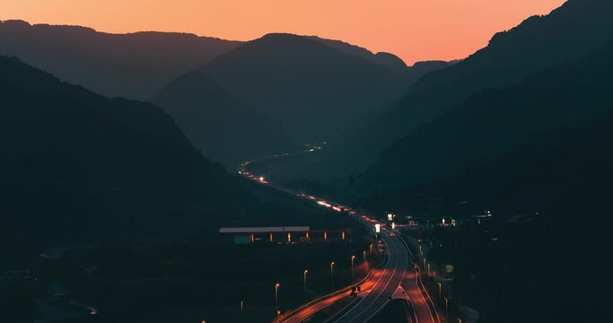 Traffico su una strada in montagna di notte time lapse