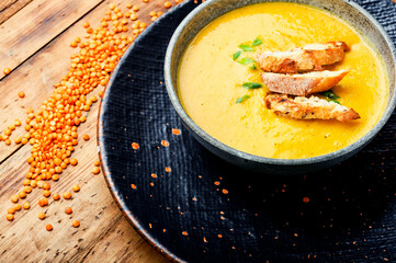 Lentil soup with bread