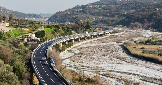 Time lapse strada vicino un fiume asciutto