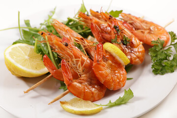 grilled shrimp with lettuce and lemon