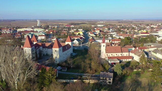 Schloss Orth in Ort und Kirche an der Donau in Nieder&ouml;sterreich. Viert&uuml;rmige Wasserburg, errichtet durch die Lengenbacher Familie.