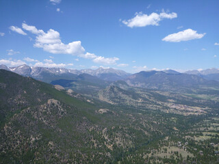Fototapeta na wymiar Sweeping views of the mountains and valleys of Rocky Mountain National Park