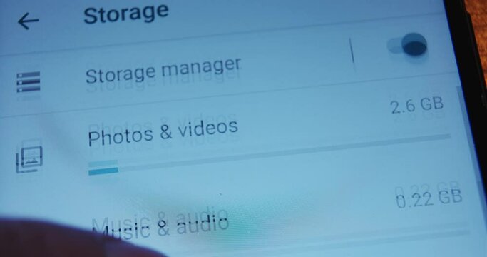 Using service application to control memory occupancy of contemporary mobile phone with white screen at bright light macro