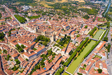 Obraz premium Picturesque summer landscape of French city of Auch on bank of River Gers overlooking Roman Catholic Cathedral and Armagnac Tower..