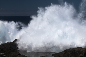 Obraz premium Gran Canaria, north coast, area around Punta Sardina cape, powerful foamy ocean waves breaking along the shore 