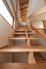 新築の家　木の階段　無垢材