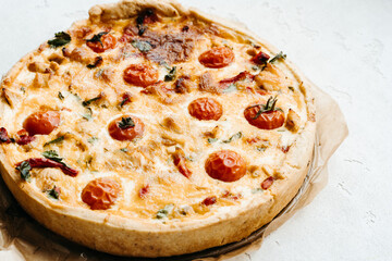 pizza on a board with tomamo