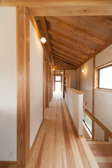新築の家　廊下　無垢材の床