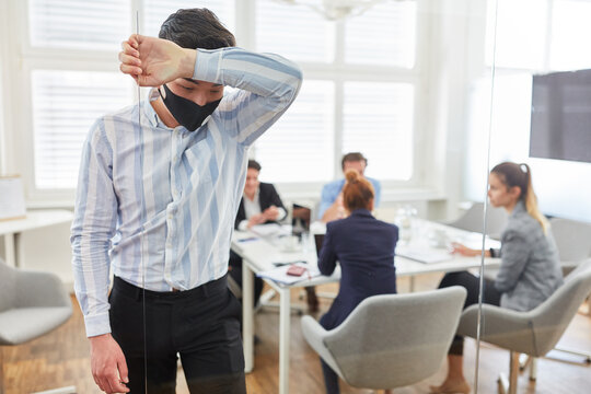 Business Mann mit Burnout in Meeting im Büro