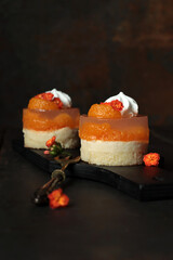 kleine Mandarinen-Käsekuchen Törtchen mit Baiser und Blüten dekoriert