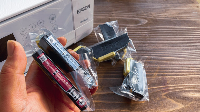開封の儀。EPSON EP-812A製品レビューの一コマ。エプソンの家庭用プリンターとインクカートリッジをネットショップで注文。リモートワーク/おこもり消費。スキャナー/コピー機。2021年2月撮影/日本