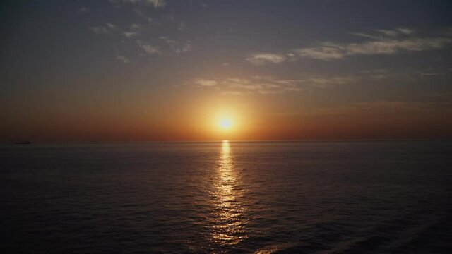 Atardecer en altamar, mar ar&aacute;bigo, emiratos &aacute;rabes unidos, reflejo del sol en el agua 