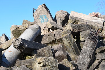 große, grobe Trümmer aus Beton und Sandstein auf dem 