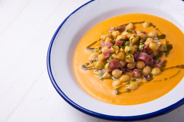 Salmorejo with chickpeas and spanish ham