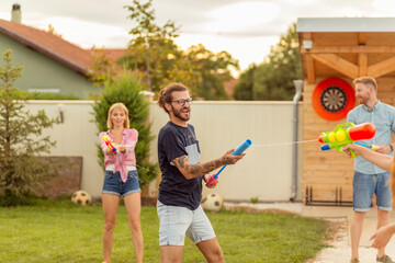 Obraz premium Friends playing with water guns