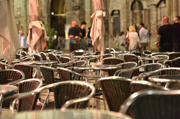 Leerer Gastgarten in Wien beim Nacht, Österreich, Europa - Empty guest garden in Vienna at night,...