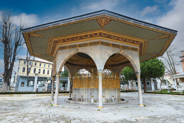 (Fountain) Usually located in the middle of the courtyards of the mosque, a domed ablution place with water flowing from the surrounding taps and the fountain in the middle.