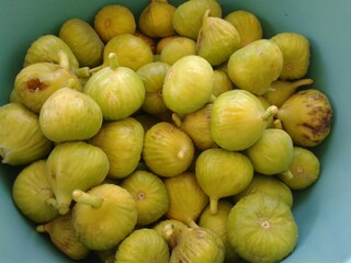pile of figs stacked in a bowl