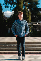 chico guapo joven caucásico con camisa de cuadros azul corriendo casual en el parque del retiro de Madrid (Vida sana - Deporte)