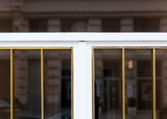 Detail view of a white Art Deco door with brass decorations.
Detail Ansicht einer weißen Art Déco...