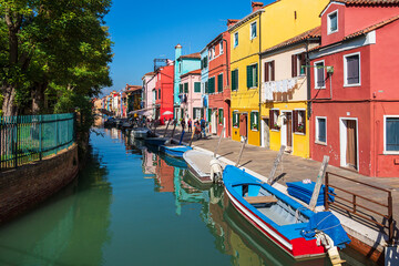 Naklejka na ściany i meble Bunte Gebäude auf der Insel Burano bei Venedig, Italien