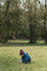 Chłopczyk na polskiej wsi. Chłopiec bawi się na łące. The boy is playing in the meadow.  © Anna