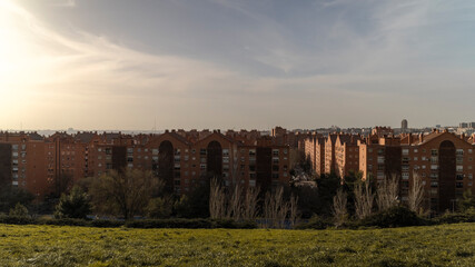 Fototapeta na wymiar vista panorámica de los edificios desde la colina.