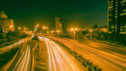 Fototapeta na wymiar Líneas de luz en las carreteras de noche