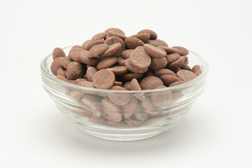 Cobertura de chocolate con leche en un bol de cristal sobre fondo blanco