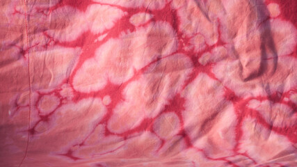 Tela rosa teñida con lejía en ténica tye dye