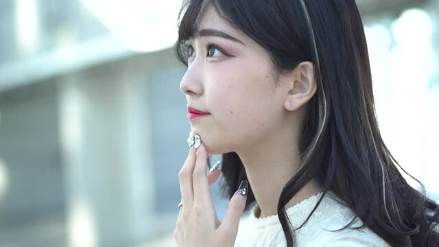 考える女性　135mm f1.8 開放