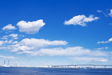 Fototapeta na wymiar 横浜ベイブリッジと海と青空(2)
