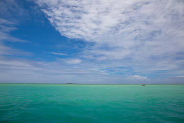 Obraz premium ハワイ エメラルドの海と青い空