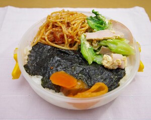 円形の器に詰めたお弁当