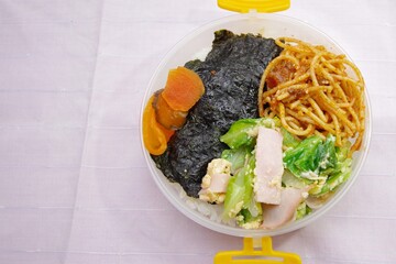 円形の器に詰めたお弁当