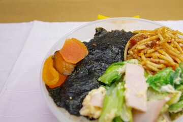 円形の器に詰めたお弁当